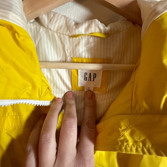Light weight yellow raincoat - Picture 2 of 4